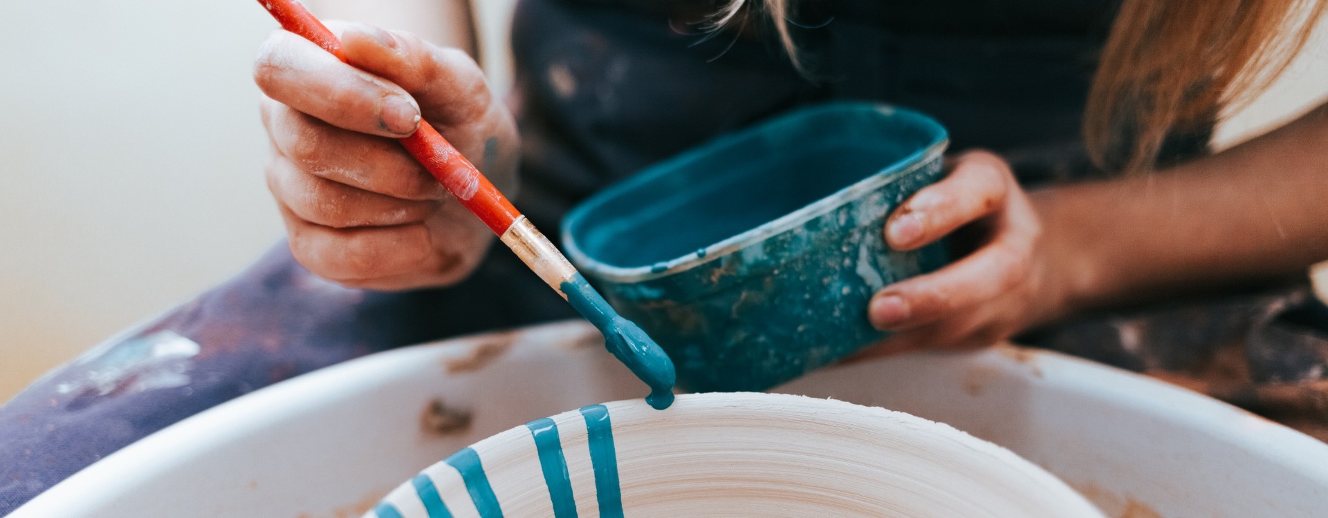 Painting ceramics: the brush technique Painting ceramics: the brush technique