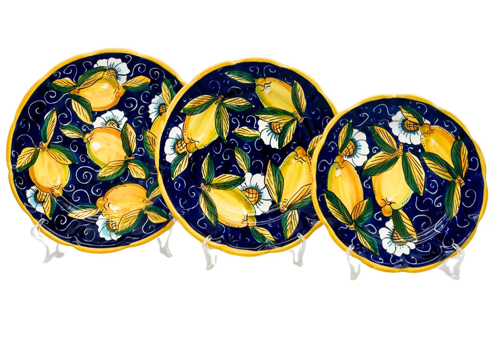 set piatti piano fondo frutta limone con ricciolo blu.webp