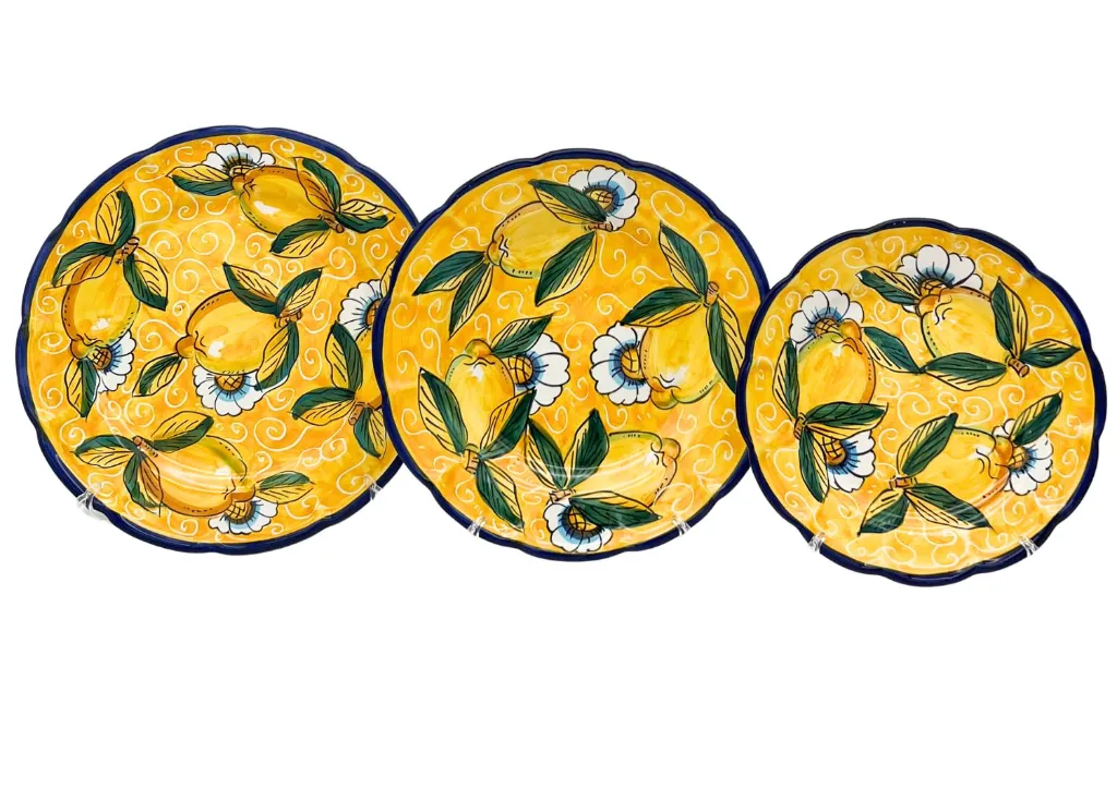 set piatti piano fondo frutta limone con ricciolo giallo.webp